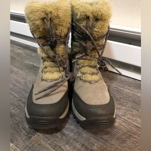 Women’s Hi-Tec lined winter boots - size 10